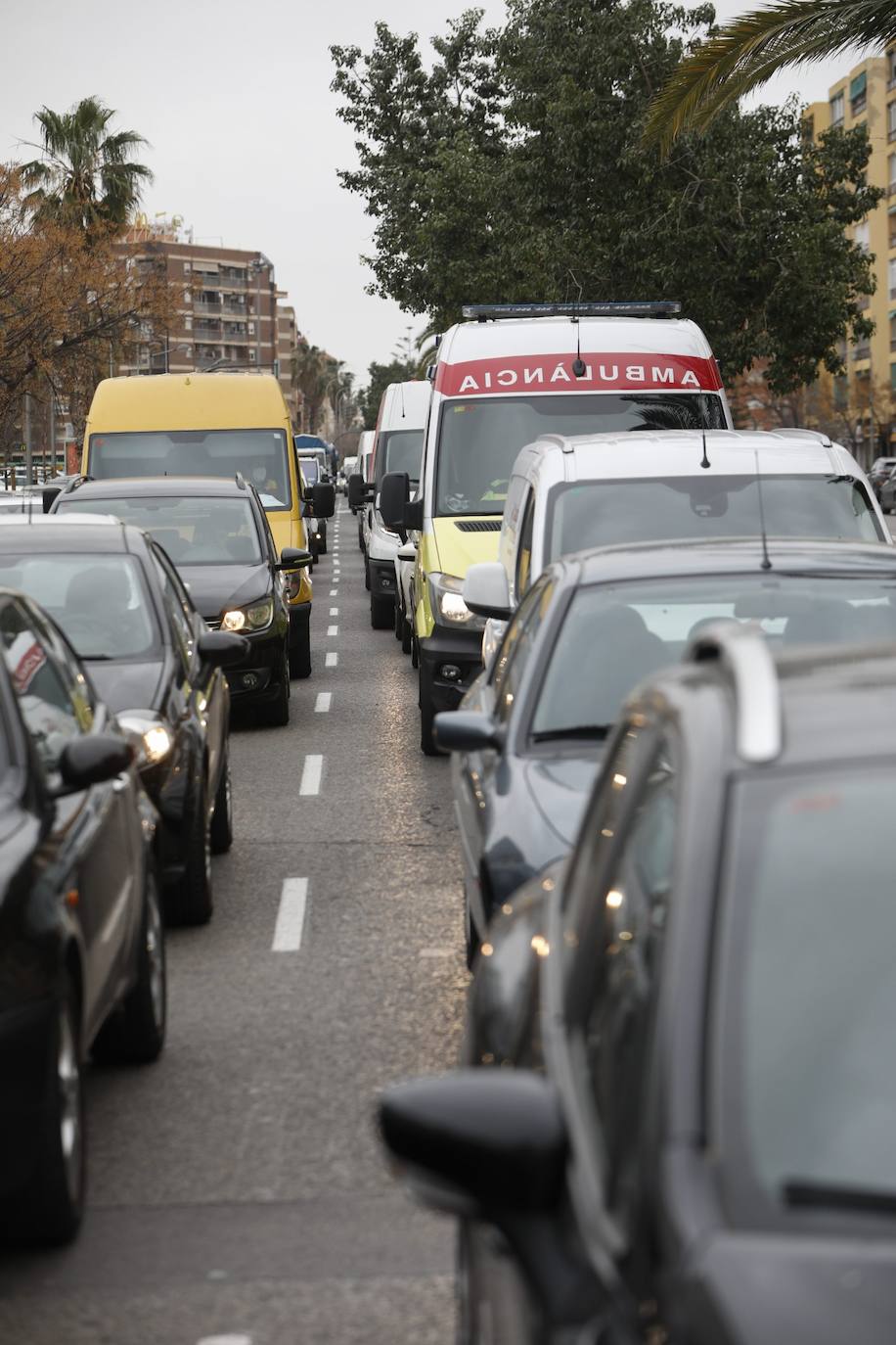 Atascos en el segundo fin de semana de cierre perimetral de Valencia, controlado por operativos policiales en las entradas y salidas de la ciudad. En imagen, Vara de Quart.