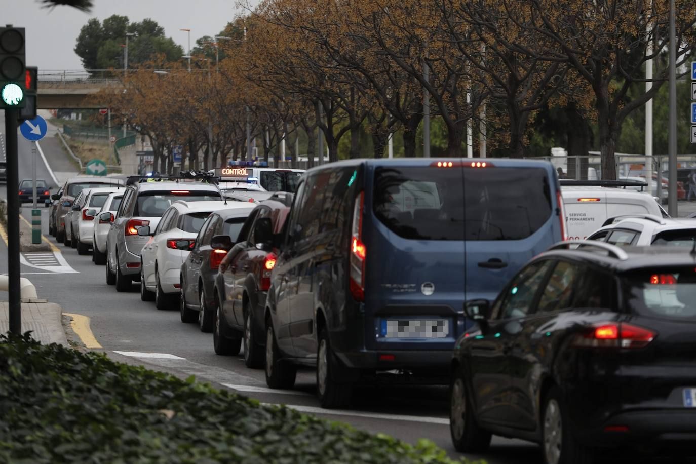 Atascos en el segundo fin de semana de cierre perimetral de Valencia, controlado por operativos policiales en las entradas y salidas de la ciudad. En imagen, Vara de Quart.