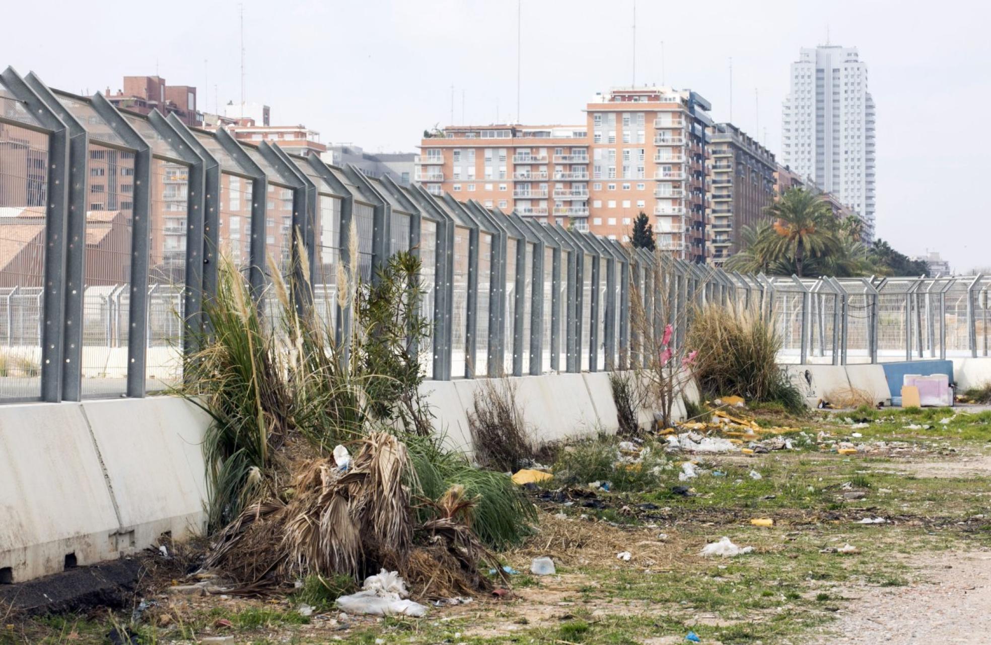 Antiguo circuito. Una de las verjas que delimitaban el trazado de velocidad en el barrio del Grao, ayer. 