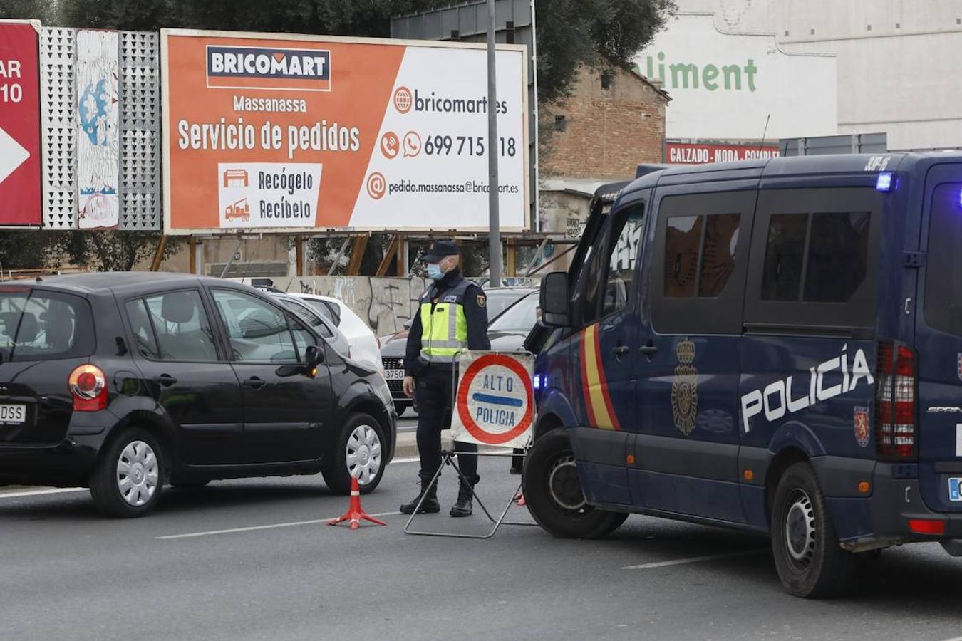 Atascos en el segundo fin de semana de cierre perimetral de Valencia, controlado por operativos policiales en las entradas y salidas de la ciudad. En imagen, la avenida Ausiàs March.