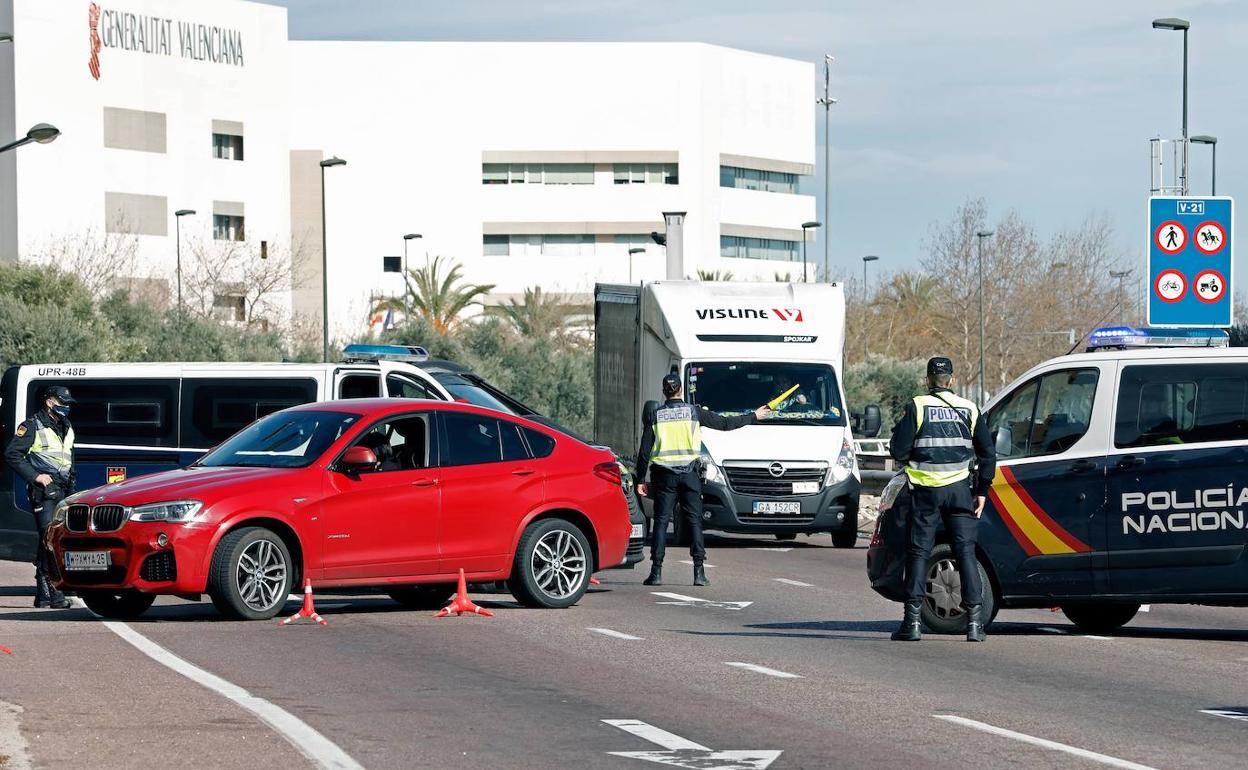 Control policial en la salid de Valencia por la V-21. 