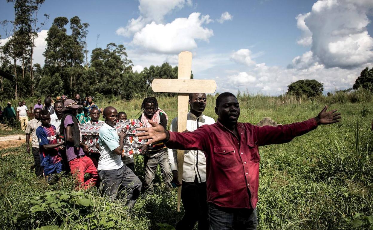 Un entierro en África en época de covid. 