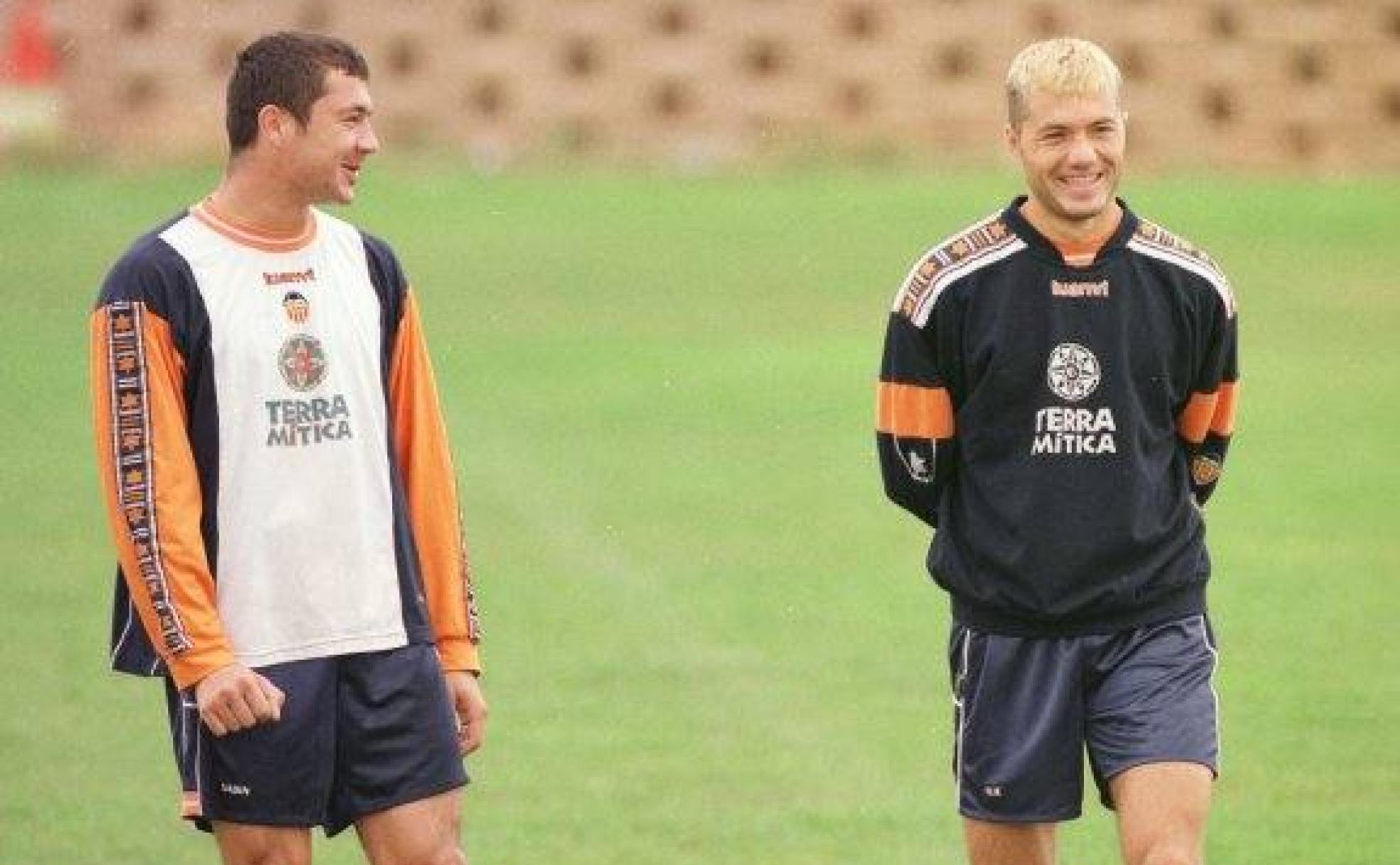 Sabin, a la izquierda, y su hermano Adrian Ilie, a la derecha, durante un entrenamiento en Paterna. 