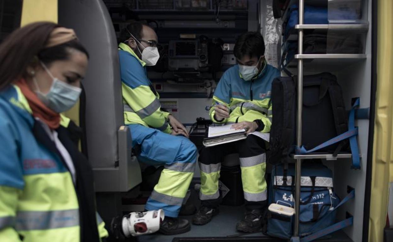 Varios trabajadores sanitarios de una UVI móvil del SUMMA 112 en Madrid 