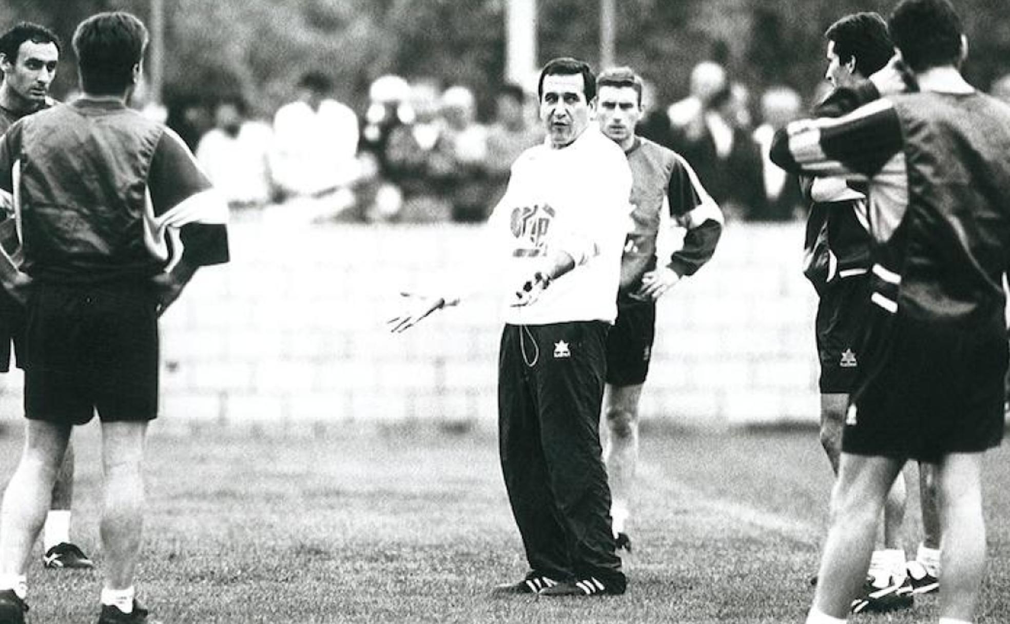 Carlos Parreira, dirigiendo una sesión de entrenamiento en Paterna.