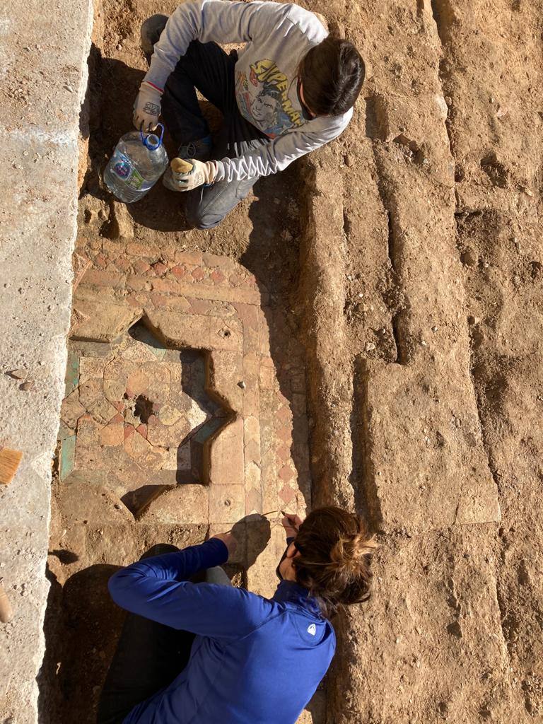 Los trabajos para construir un edficio municipal dan con una bodega del siglo XIV, así como con un patio y una fuente de origen mudéjar