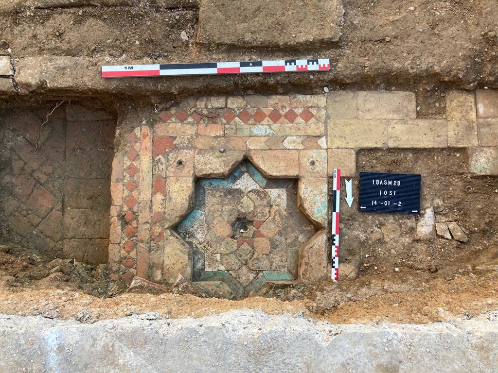 Los trabajos para construir un edficio municipal dan con una bodega del siglo XIV, así como con un patio y una fuente de origen mudéjar