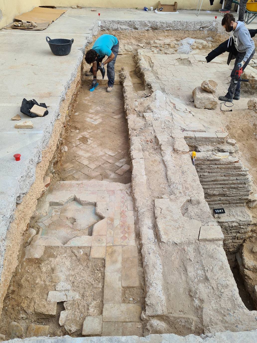 Los trabajos para construir un edficio municipal dan con una bodega del siglo XIV, así como con un patio y una fuente de origen mudéjar