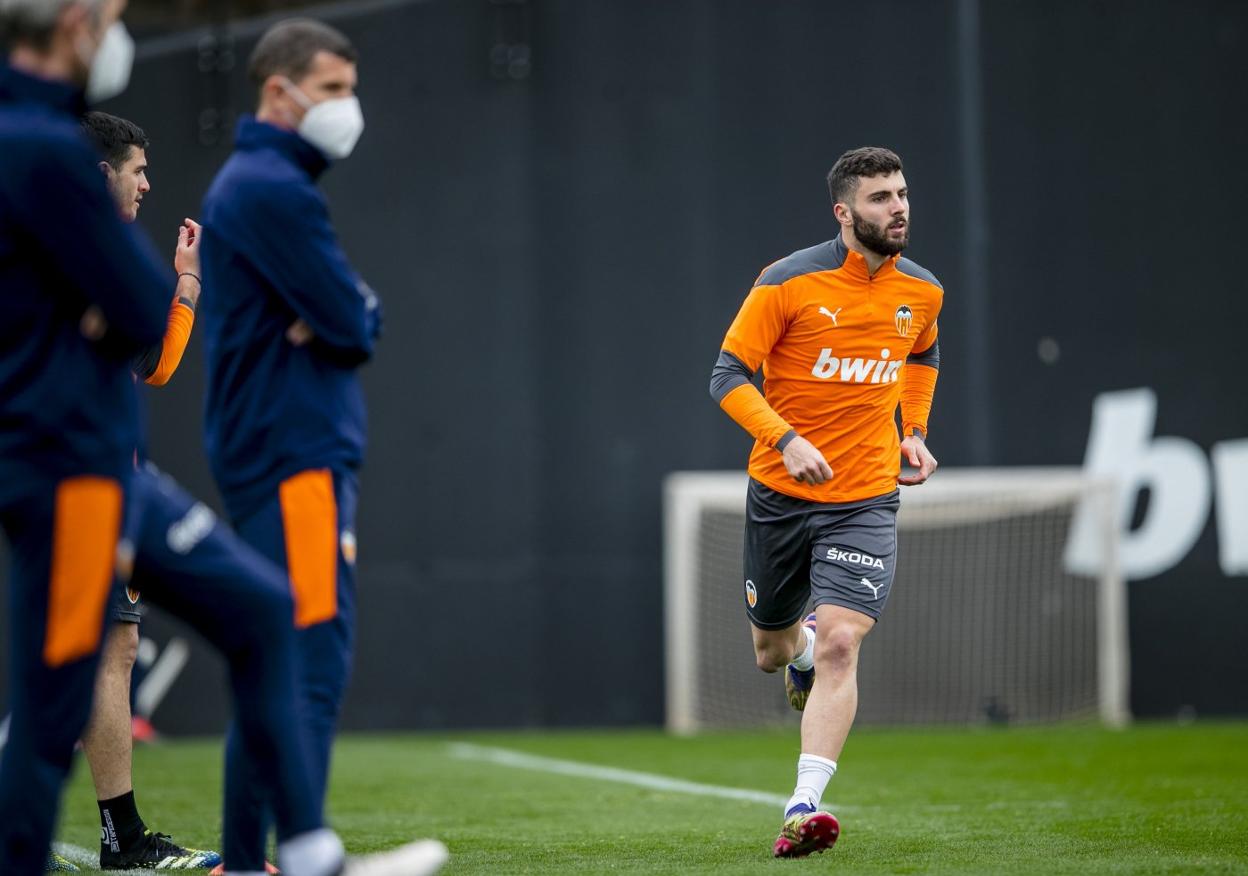 Patrick Cutrone, durante la sesión preparatoria de ayer. VCF