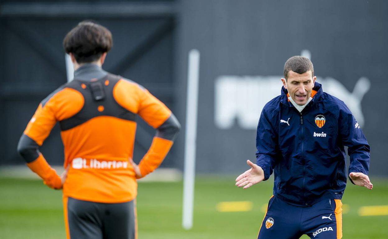 Javi Gracia da instrucciones durante un entrenamiento.