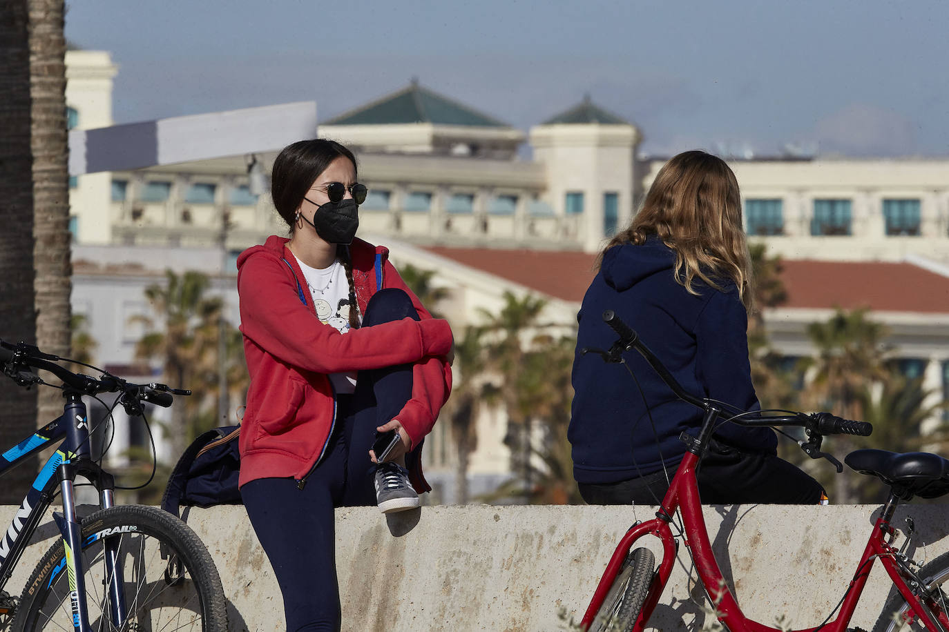 A falta de otras distracciones -los comercios están cerrados y escasean las ofertas de ocio y culturales- los valencianos se han lanzado este fin de semana a los parques, paseos y playas de la ciudad para disfrutar de este fin de semana de restricciones a causa de la pandemia de Covid. Los largos paseos y la práctica de deportes como el running o el surf son ahora las formas preferidas de ocio. 