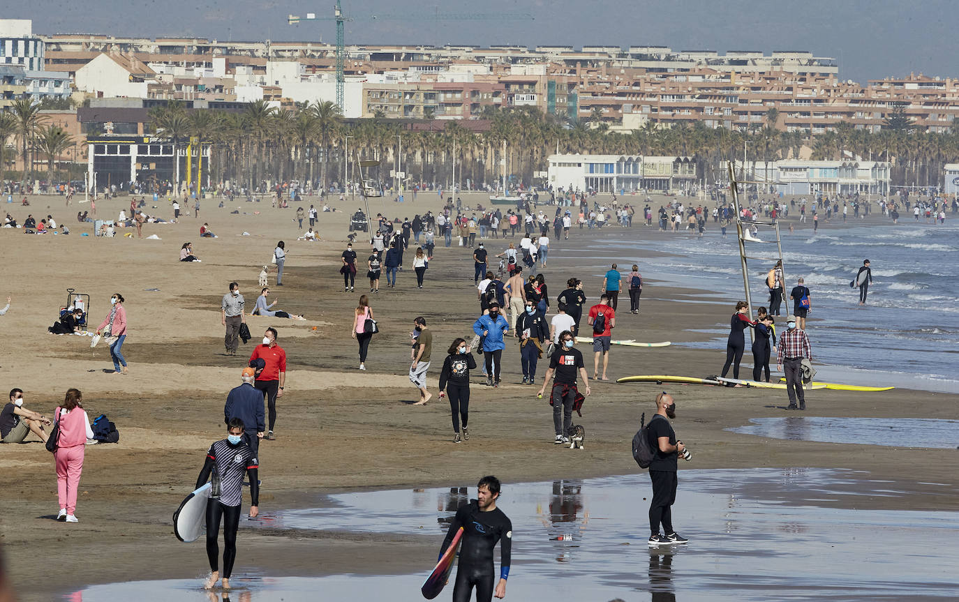 A falta de otras distracciones -los comercios están cerrados y escasean las ofertas de ocio y culturales- los valencianos se han lanzado este fin de semana a los parques, paseos y playas de la ciudad para disfrutar de este fin de semana de restricciones a causa de la pandemia de Covid. Los largos paseos y la práctica de deportes como el running o el surf son ahora las formas preferidas de ocio. 