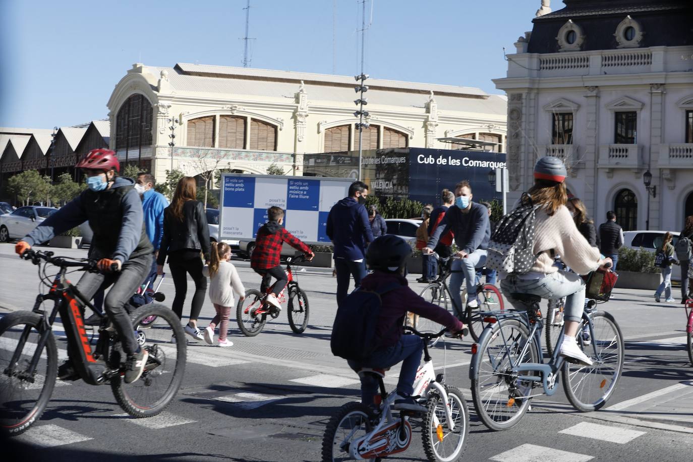 A falta de otras distracciones -los comercios están cerrados y escasean las ofertas de ocio y culturales- los valencianos se han lanzado este fin de semana a los parques, paseos y playas de la ciudad para disfrutar de este fin de semana de restricciones a causa de la pandemia de Covid. Los largos paseos y la práctica de deportes como el running o el surf son ahora las formas preferidas de ocio. 