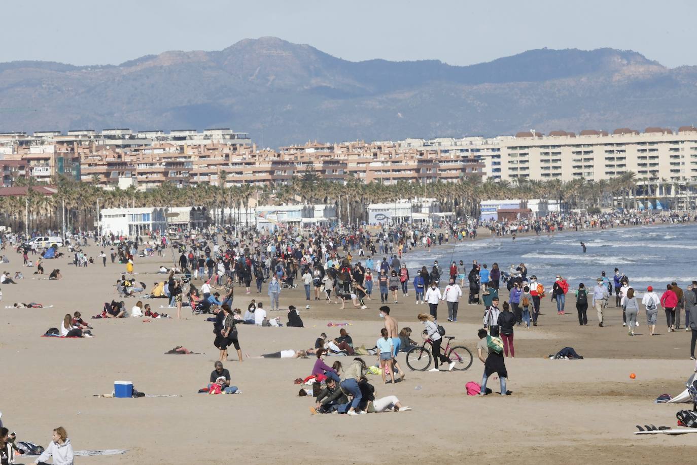 A falta de otras distracciones -los comercios están cerrados y escasean las ofertas de ocio y culturales- los valencianos se han lanzado este fin de semana a los parques, paseos y playas de la ciudad para disfrutar de este fin de semana de restricciones a causa de la pandemia de Covid. Los largos paseos y la práctica de deportes como el running o el surf son ahora las formas preferidas de ocio. 