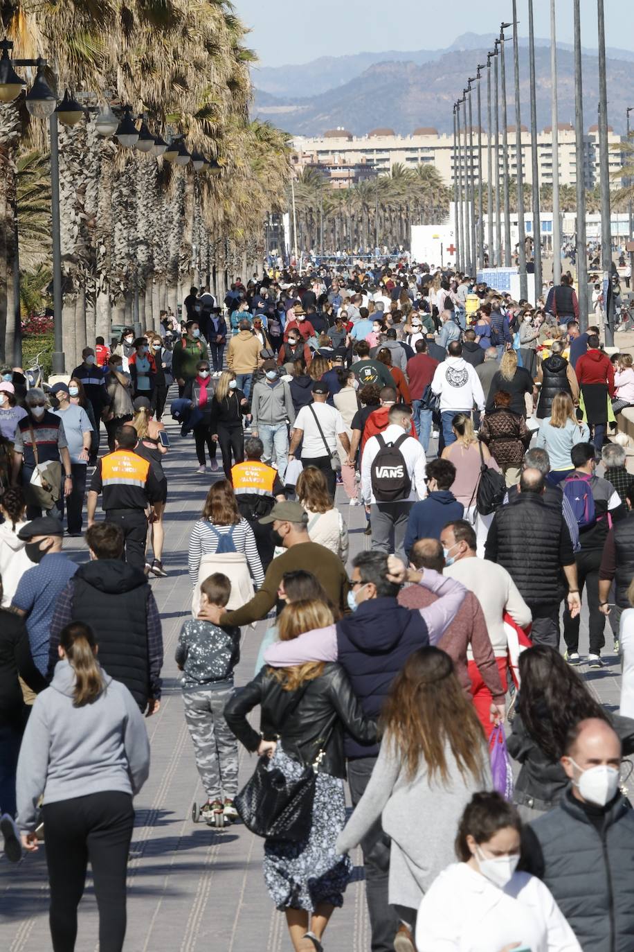 A falta de otras distracciones -los comercios están cerrados y escasean las ofertas de ocio y culturales- los valencianos se han lanzado este fin de semana a los parques, paseos y playas de la ciudad para disfrutar de este fin de semana de restricciones a causa de la pandemia de Covid. Los largos paseos y la práctica de deportes como el running o el surf son ahora las formas preferidas de ocio. 