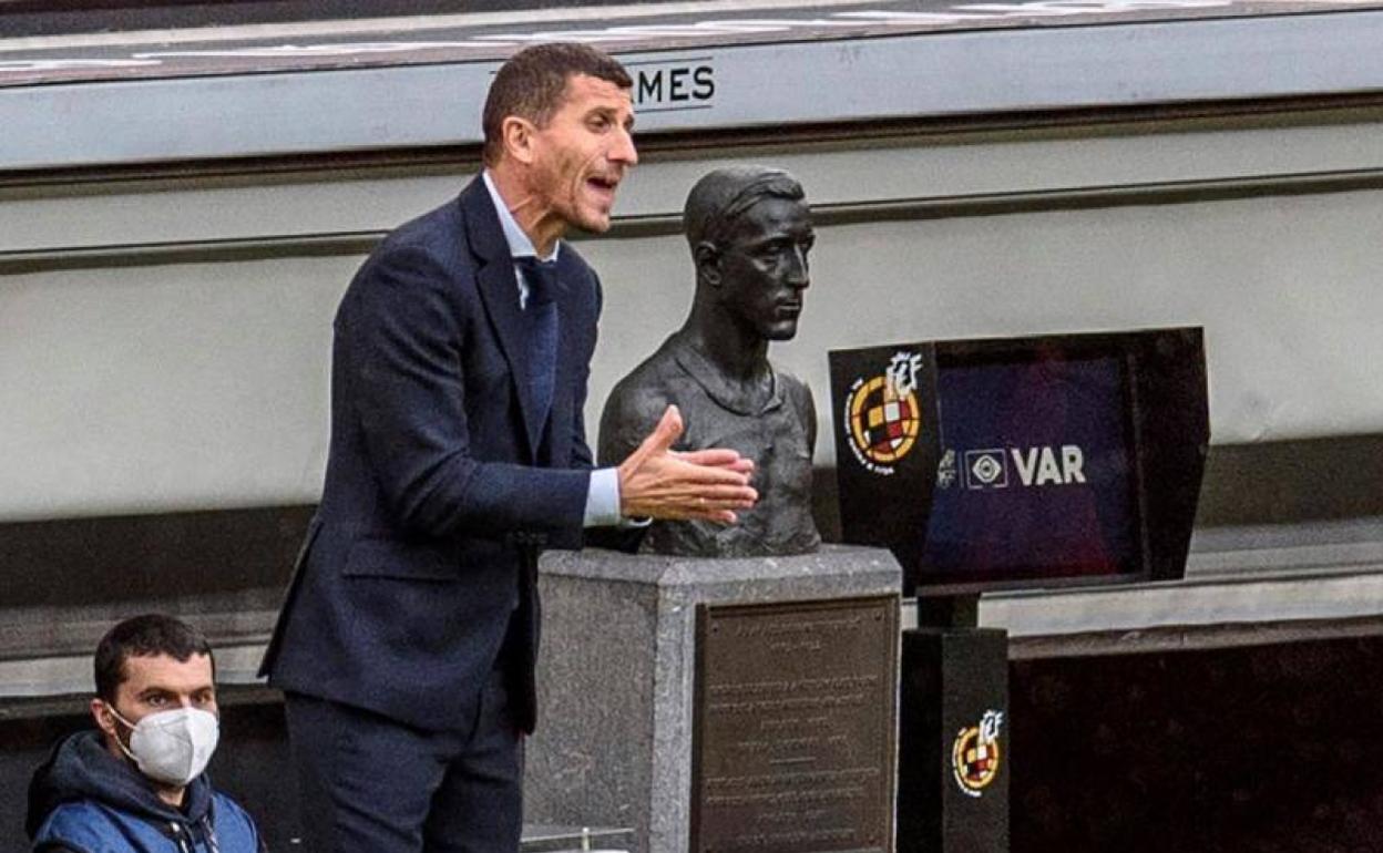 Javi Gracia da indicaciones a sus jugadores junto al busto de Pichichi. 