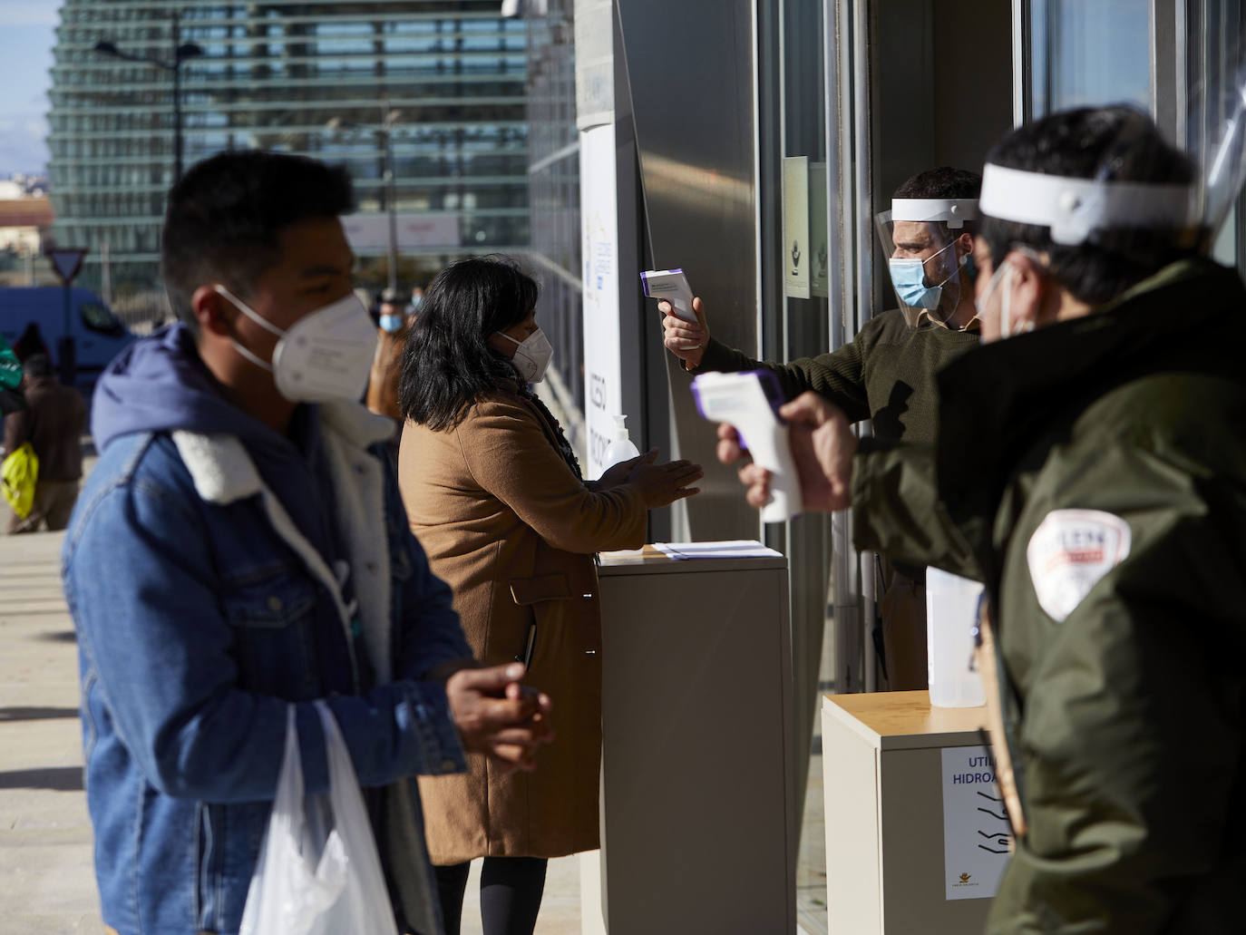Fotos: Miles de ecuatorianos acuden a votar en Feria Valencia