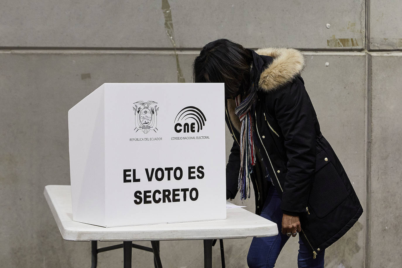 Fotos: Miles de ecuatorianos acuden a votar en Feria Valencia