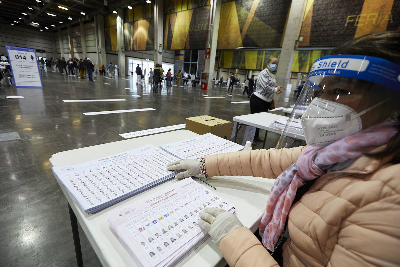 Fotos: Miles de ecuatorianos acuden a votar en Feria Valencia