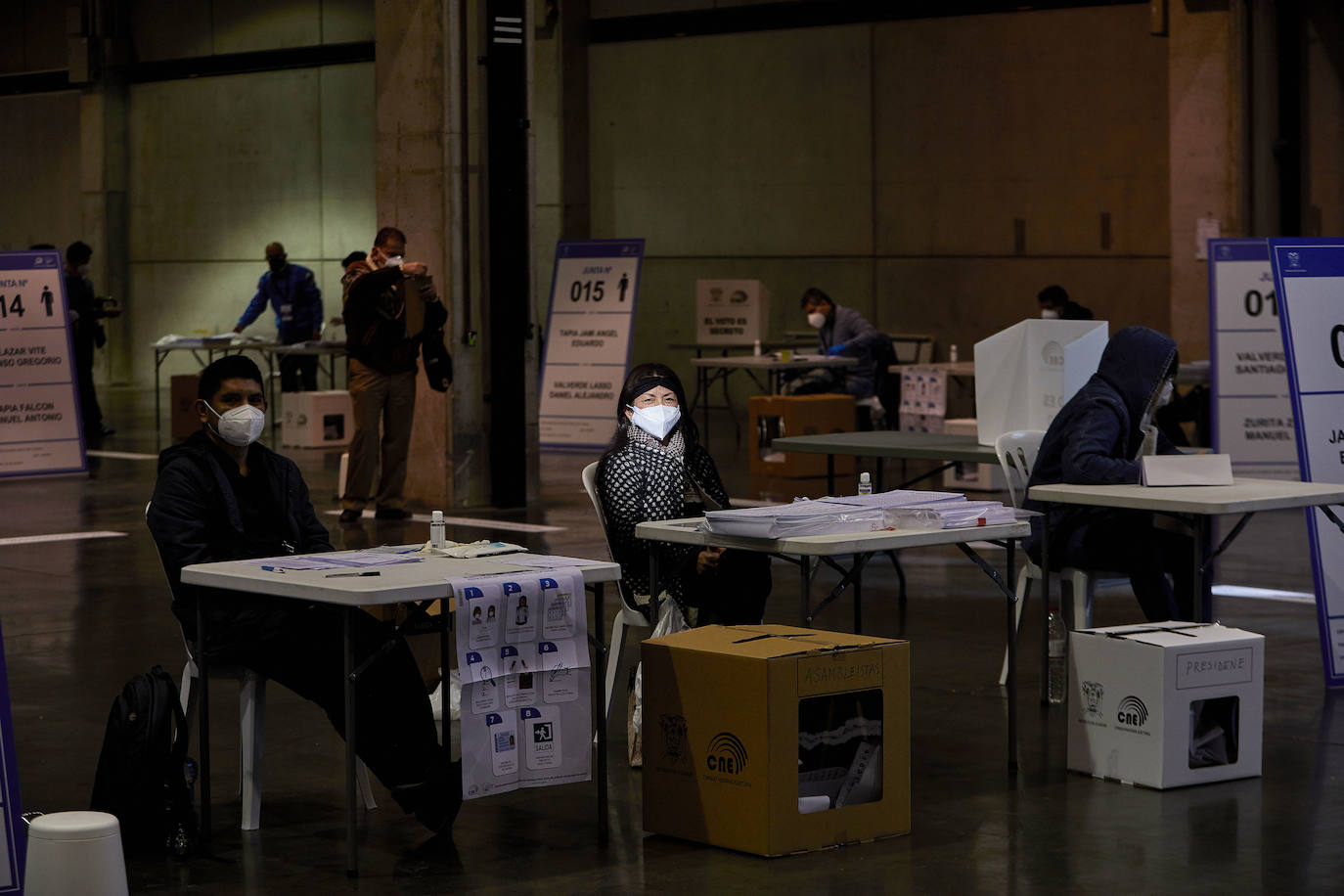 Fotos: Miles de ecuatorianos acuden a votar en Feria Valencia