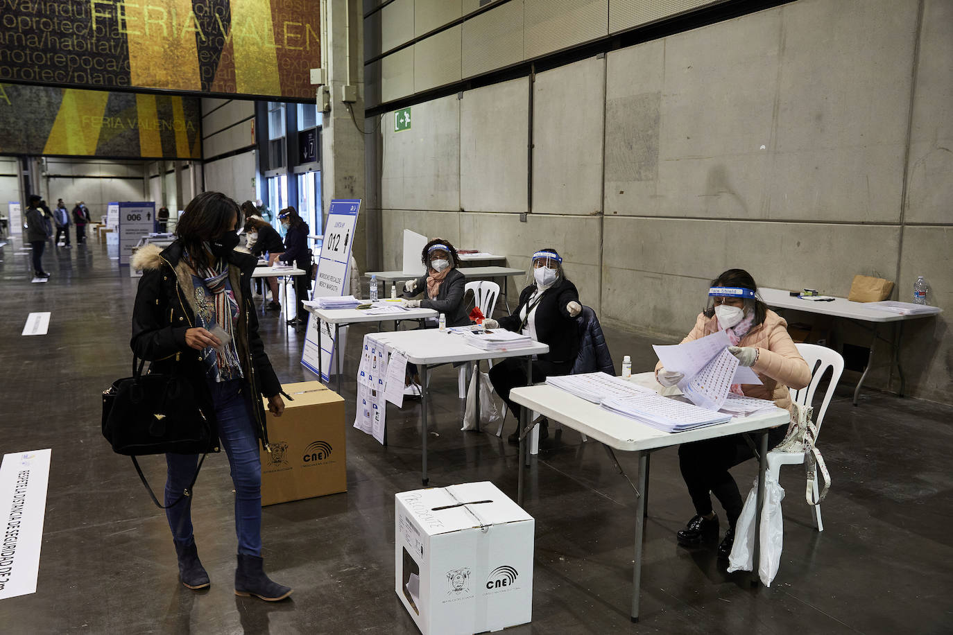 Fotos: Miles de ecuatorianos acuden a votar en Feria Valencia