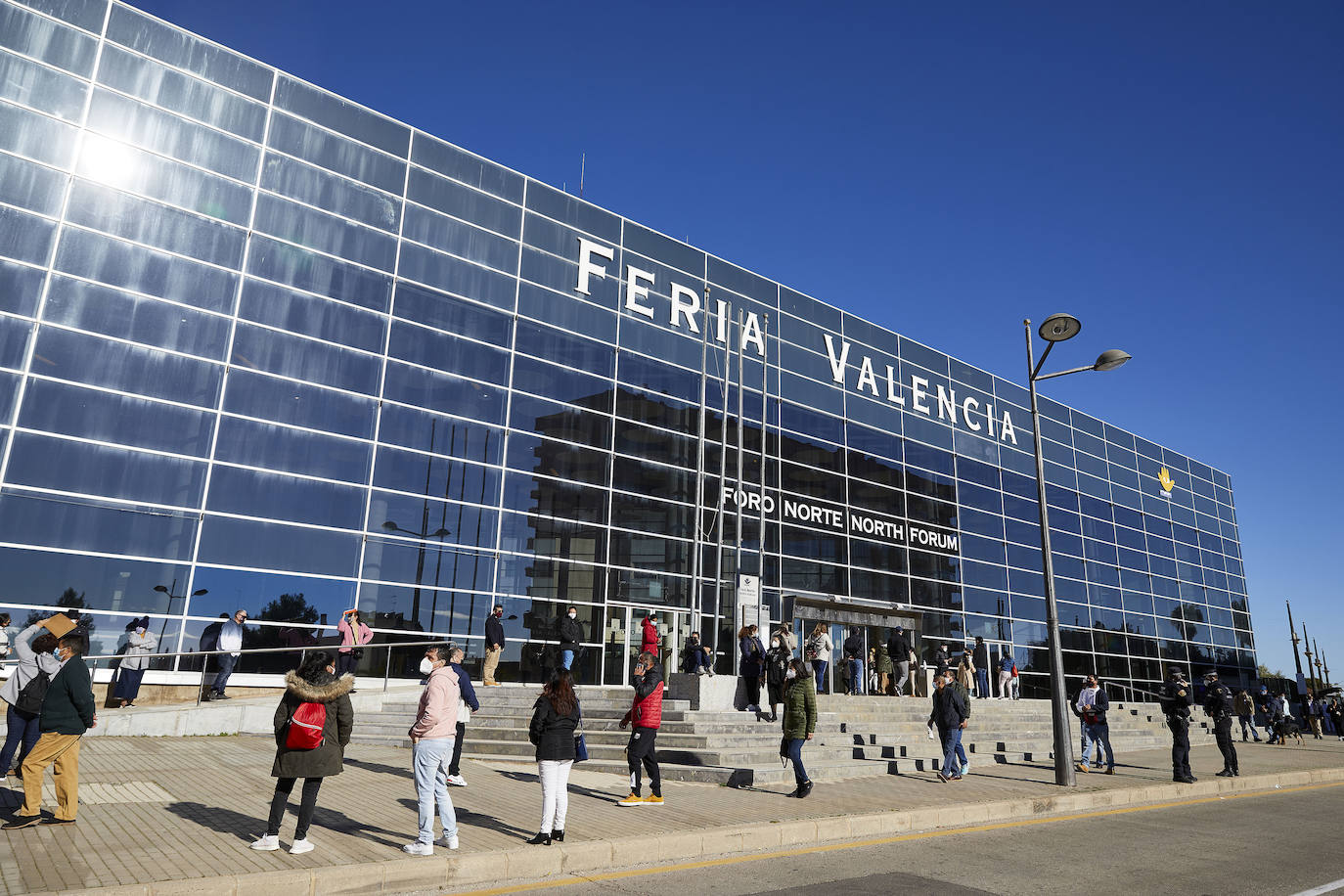 Fotos: Miles de ecuatorianos acuden a votar en Feria Valencia