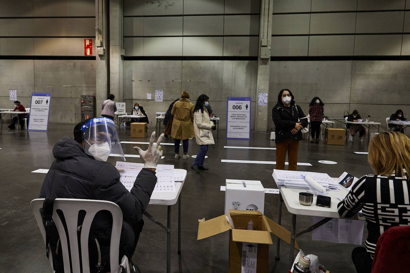 Fotos: Miles de ecuatorianos acuden a votar en Feria Valencia