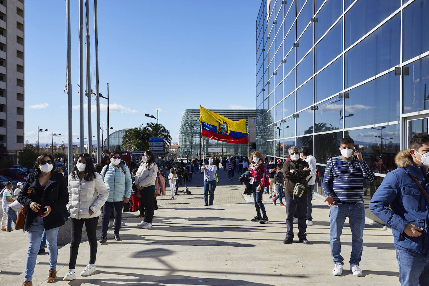 Fotos: Miles de ecuatorianos acuden a votar en Feria Valencia