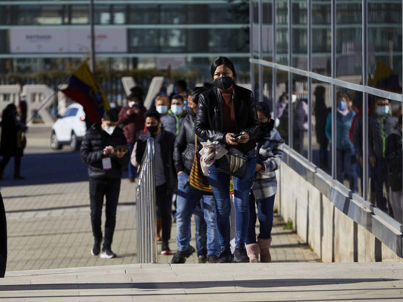 Fotos: Miles de ecuatorianos acuden a votar en Feria Valencia