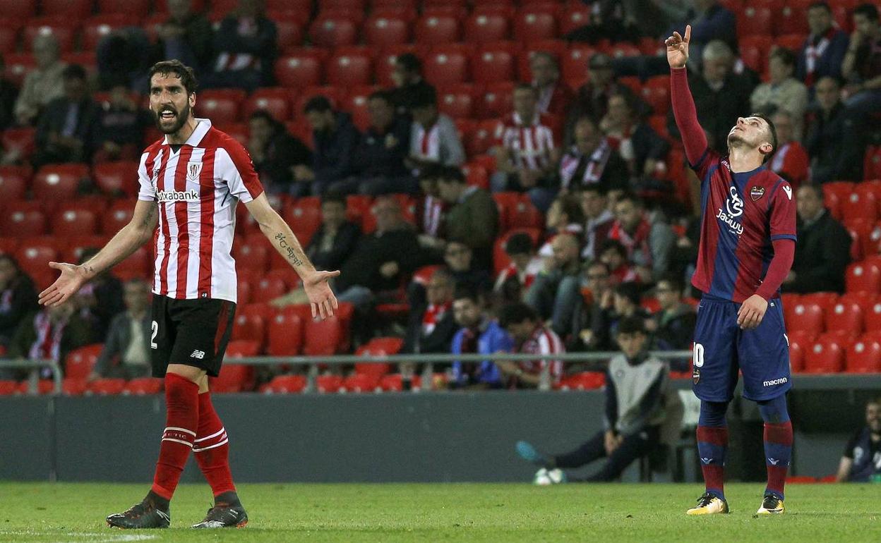 Enis Bardhi celebra uno de los dos goles de falta que marcó en San Mamés.