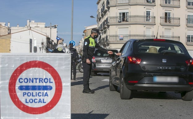 Control de la Policía Local este fin de semana en Gandia. 