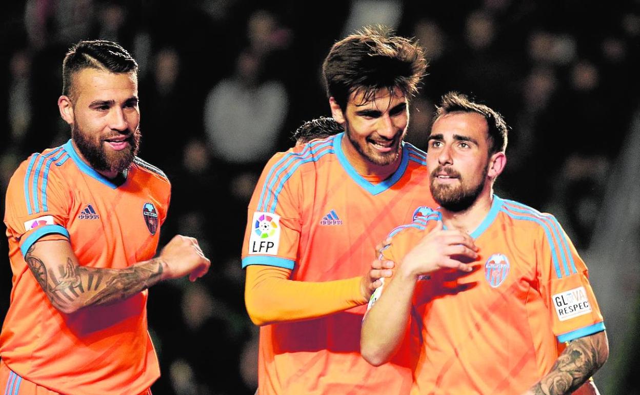 Otamendi, André Gomes y Paco Alcácer, tres futbolistas que vendió el Valencia. 