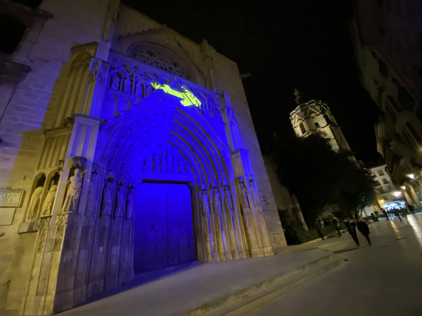 La proyección llama la atención de los transeúntes que pasan por el centro de la ciudad