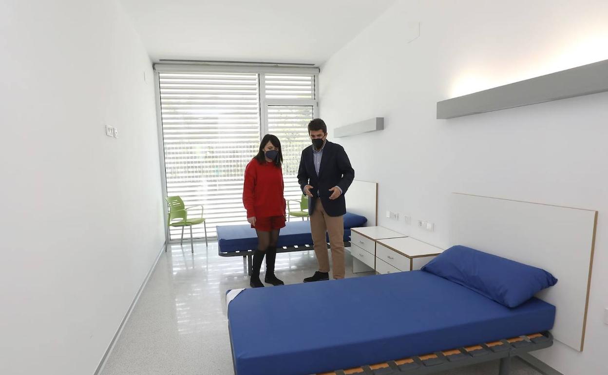 Carlos Mazón y Julia Parra durante la visita a las instalaciones del centro Doctor Esquerdo. 