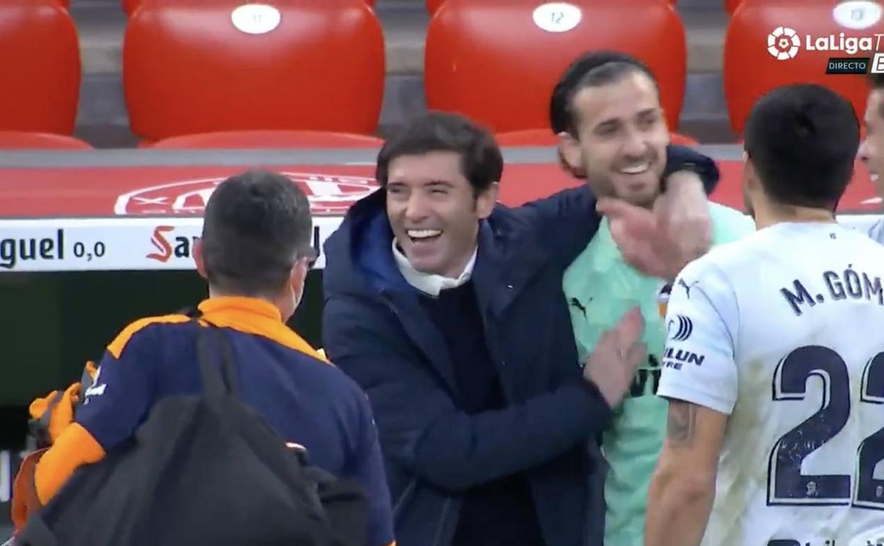 Marcelino abraza a Jaume en una de las imáganes pospartido del pasado domingo. 