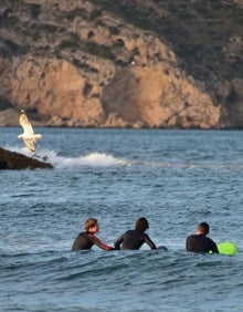 Imagen secundaria 2 - Unos surfistas en el Arenal, en Xàbia. 