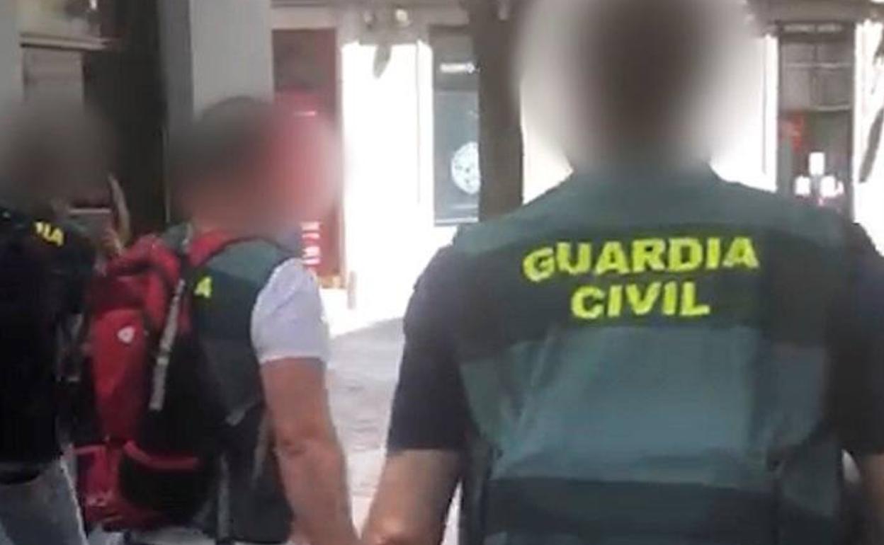 Dos detenidos en Bétera por estafar más de 100.000 euros a una empresa gallega