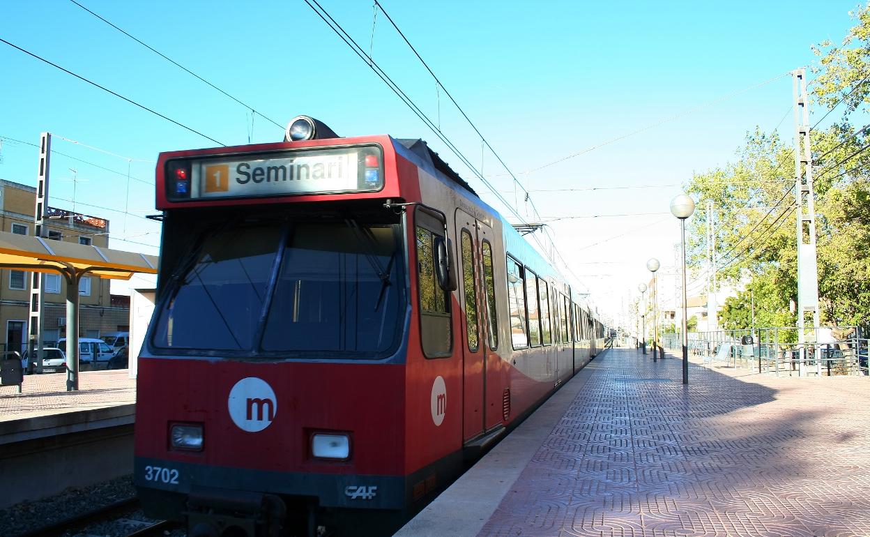 Metro en la parada de Carlet. 