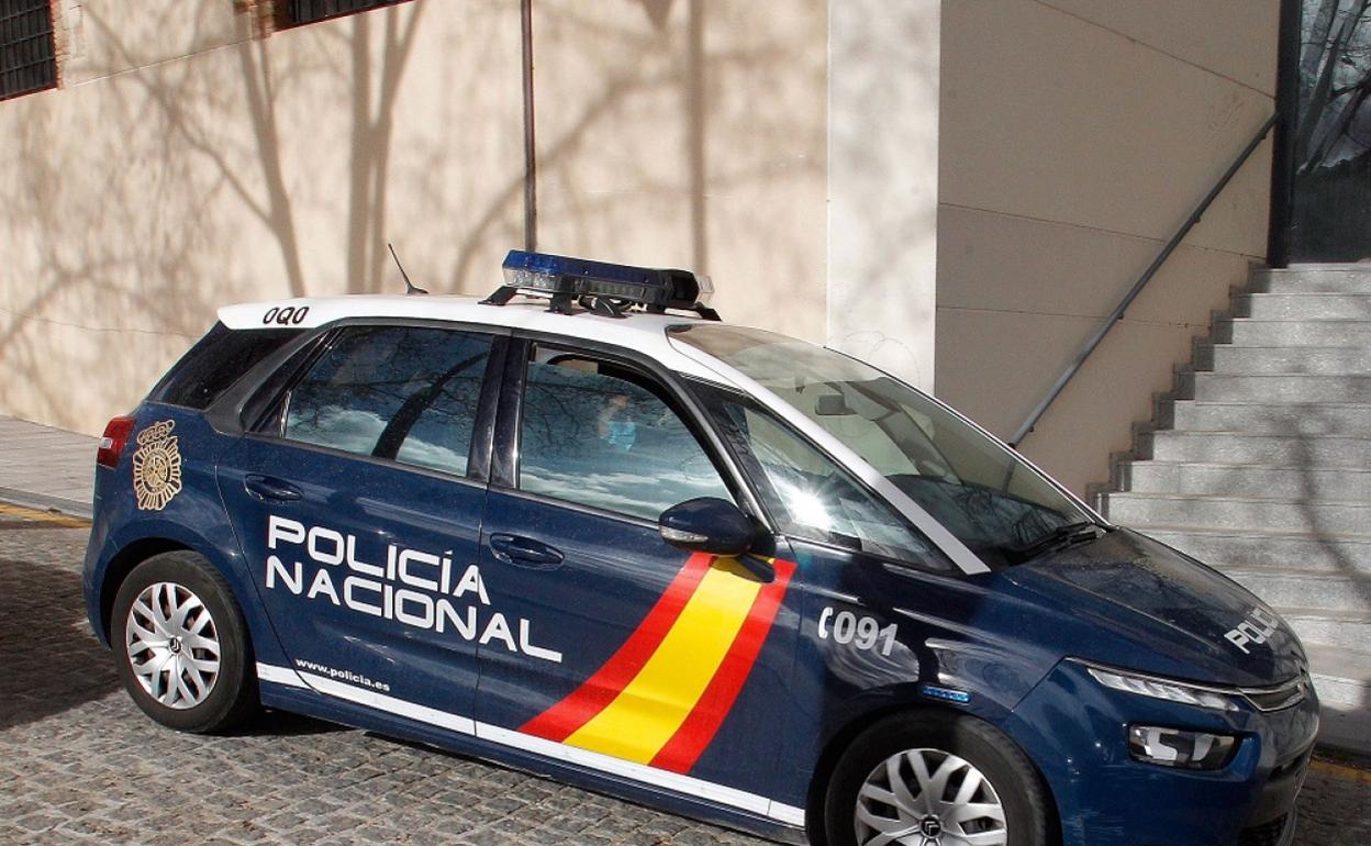 Momento de la llegada de uno de los padres a los juzgados de Alcoy este miércoles. 