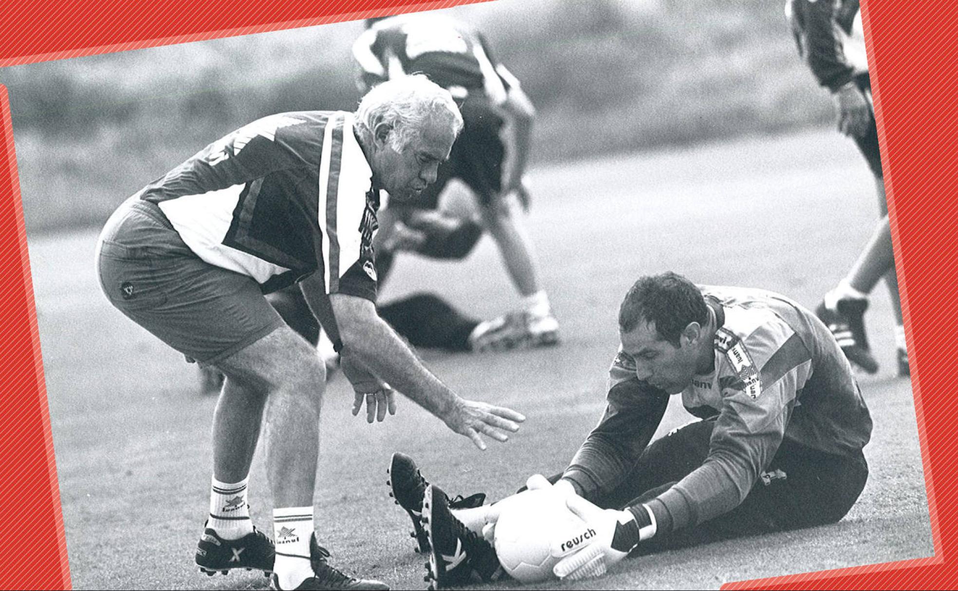 Luis Aragonés (izquierda) y Antoni Zubizarreta (derecha), en un entrenamiento en Paterna.