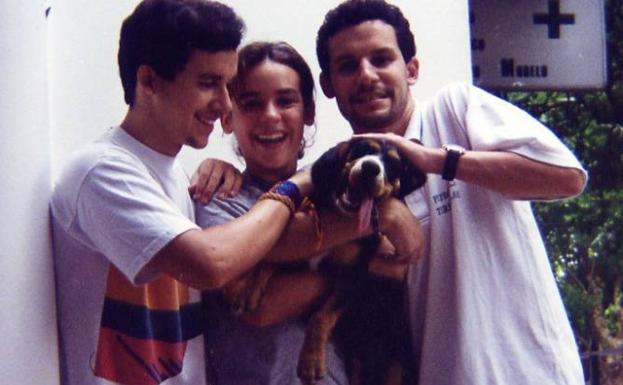 Tass junto a Diego, Marta y Carlos, hermanos de Ana, durante su juventud.