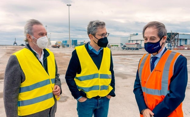 Gisbert, España y Fernández, este miércoles en el puerto de Alicante. 