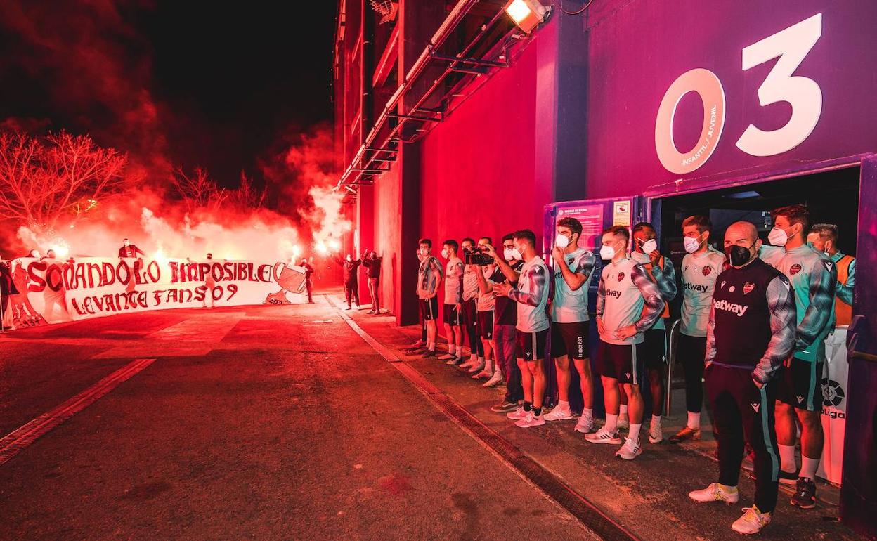 Aficionados proclaman cánticos a la plantilla tras el último entrenamiento previo a la semifinal. 