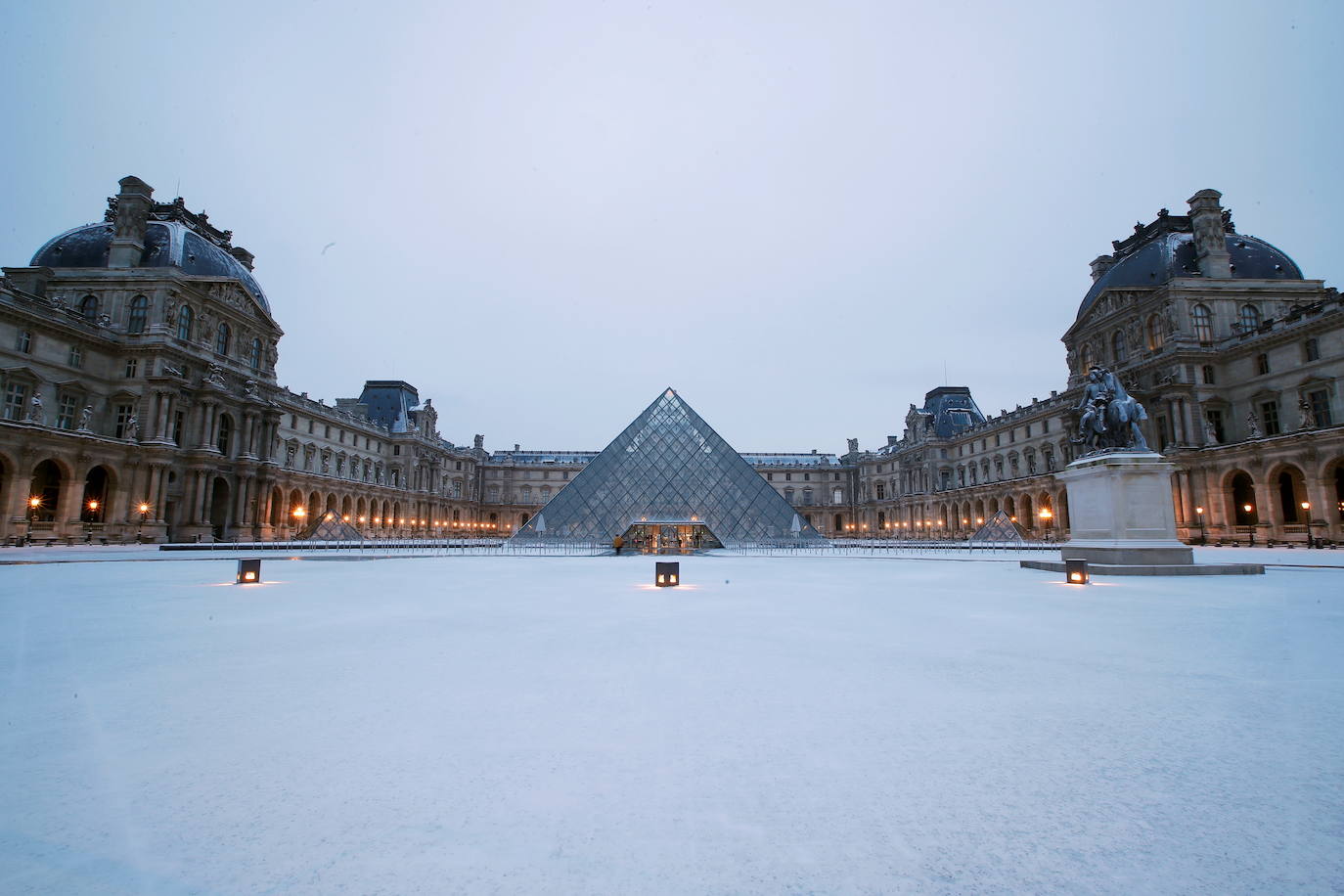 La tormenta Darcy que azota a varios países de Europa provocó que la capital francesa amaneciera con temperaturas bajo cero y con calles e históricos monumentos teñidos de blanco. En la imagen, la pirámide del Louvre.