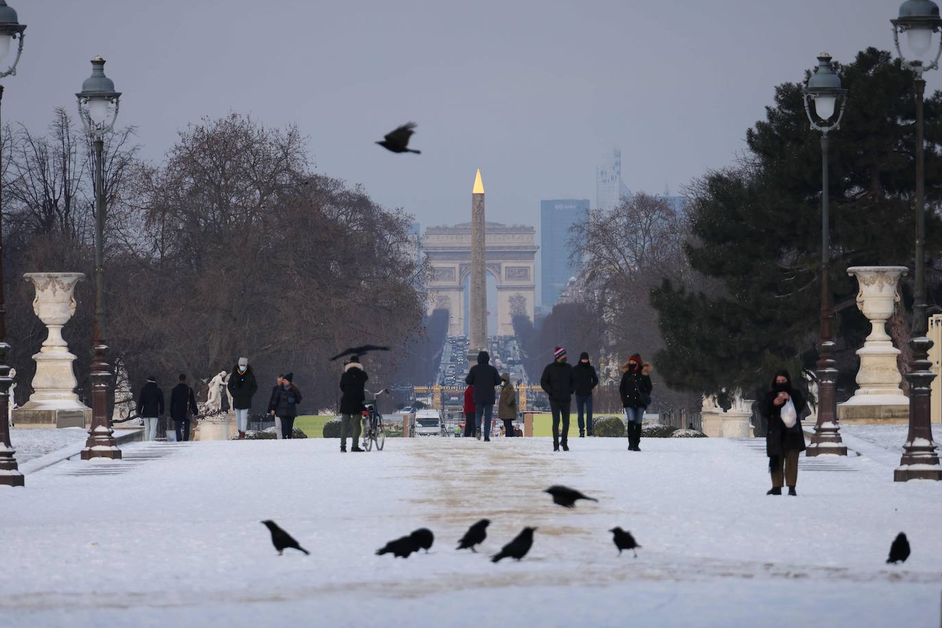 La tormenta Darcy que azota a varios países de Europa provocó que la capital francesa amaneciera con temperaturas bajo cero y con calles e históricos monumentos teñidos de blanco. 