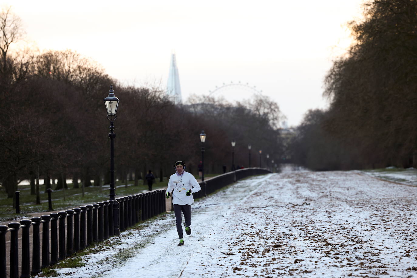 La tormenta Darcy que azota a varios países de Europa provocó que la capital francesa amaneciera con temperaturas bajo cero y con calles e históricos monumentos teñidos de blanco. 