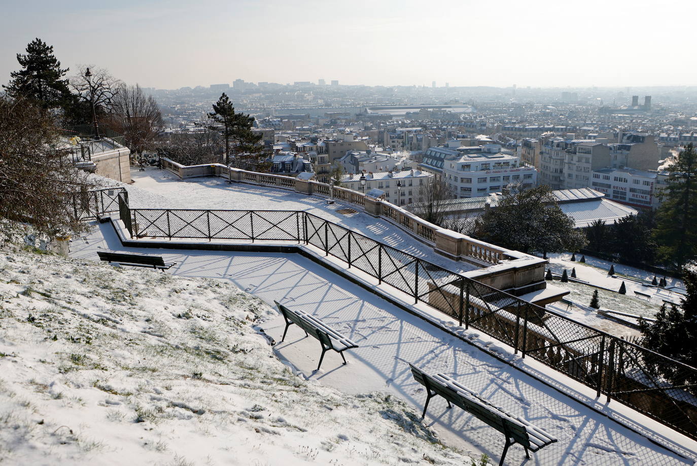La tormenta Darcy que azota a varios países de Europa provocó que la capital francesa amaneciera con temperaturas bajo cero y con calles e históricos monumentos teñidos de blanco. En la imagen, la colina de Montmartre cerca de la Basílica del Sacré Coeur