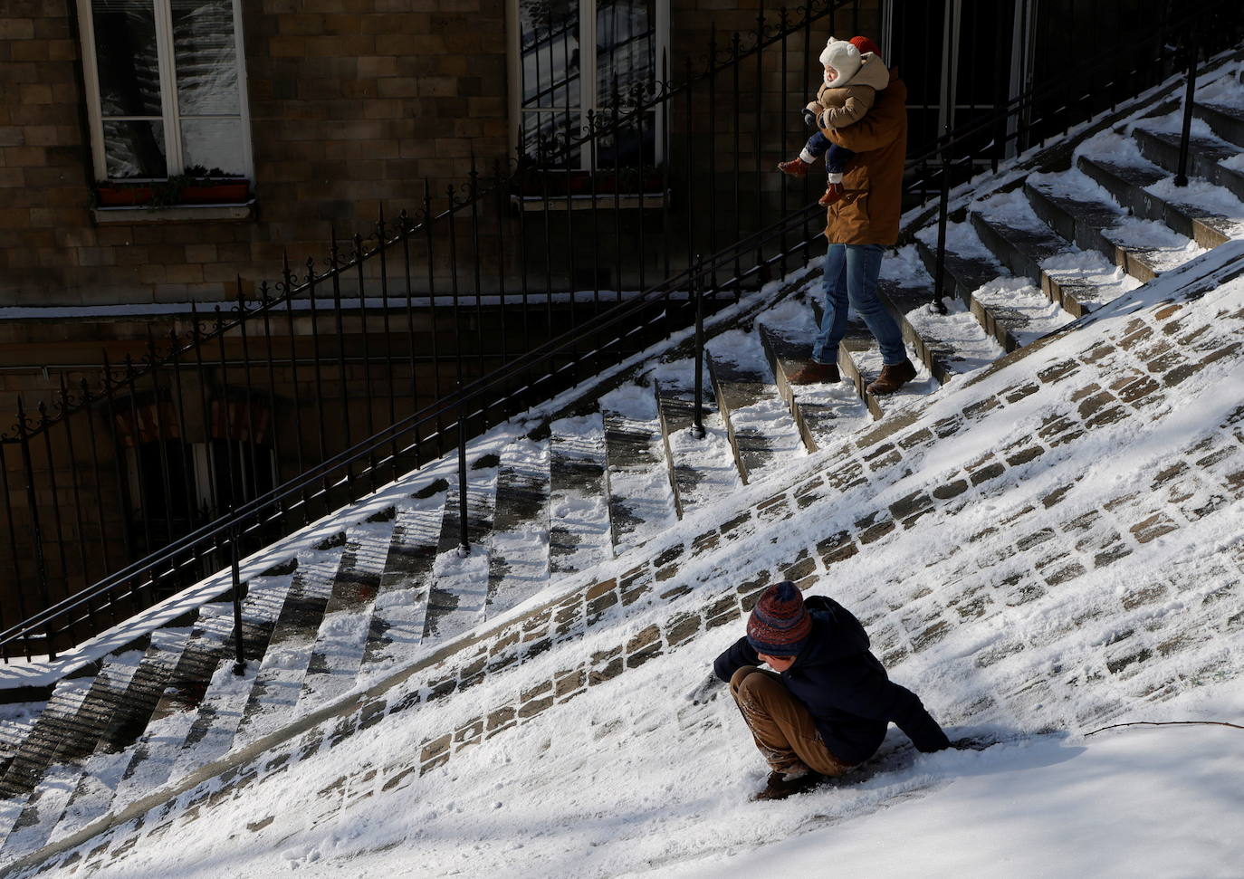 La tormenta Darcy que azota a varios países de Europa provocó que la capital francesa amaneciera con temperaturas bajo cero y con calles e históricos monumentos teñidos de blanco. En la imagen, la colina de Montmartre cerca de la Basílica del Sacré Coeur