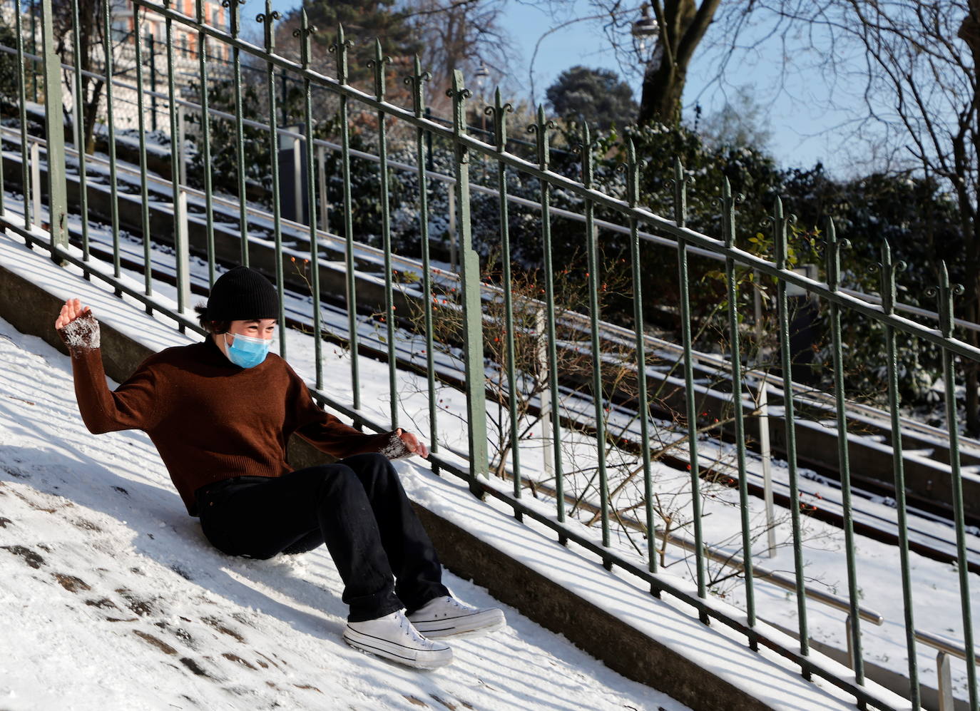 La tormenta Darcy que azota a varios países de Europa provocó que la capital francesa amaneciera con temperaturas bajo cero y con calles e históricos monumentos teñidos de blanco. En la imagen, la colina de Montmartre cerca de la Basílica del Sacré Coeur