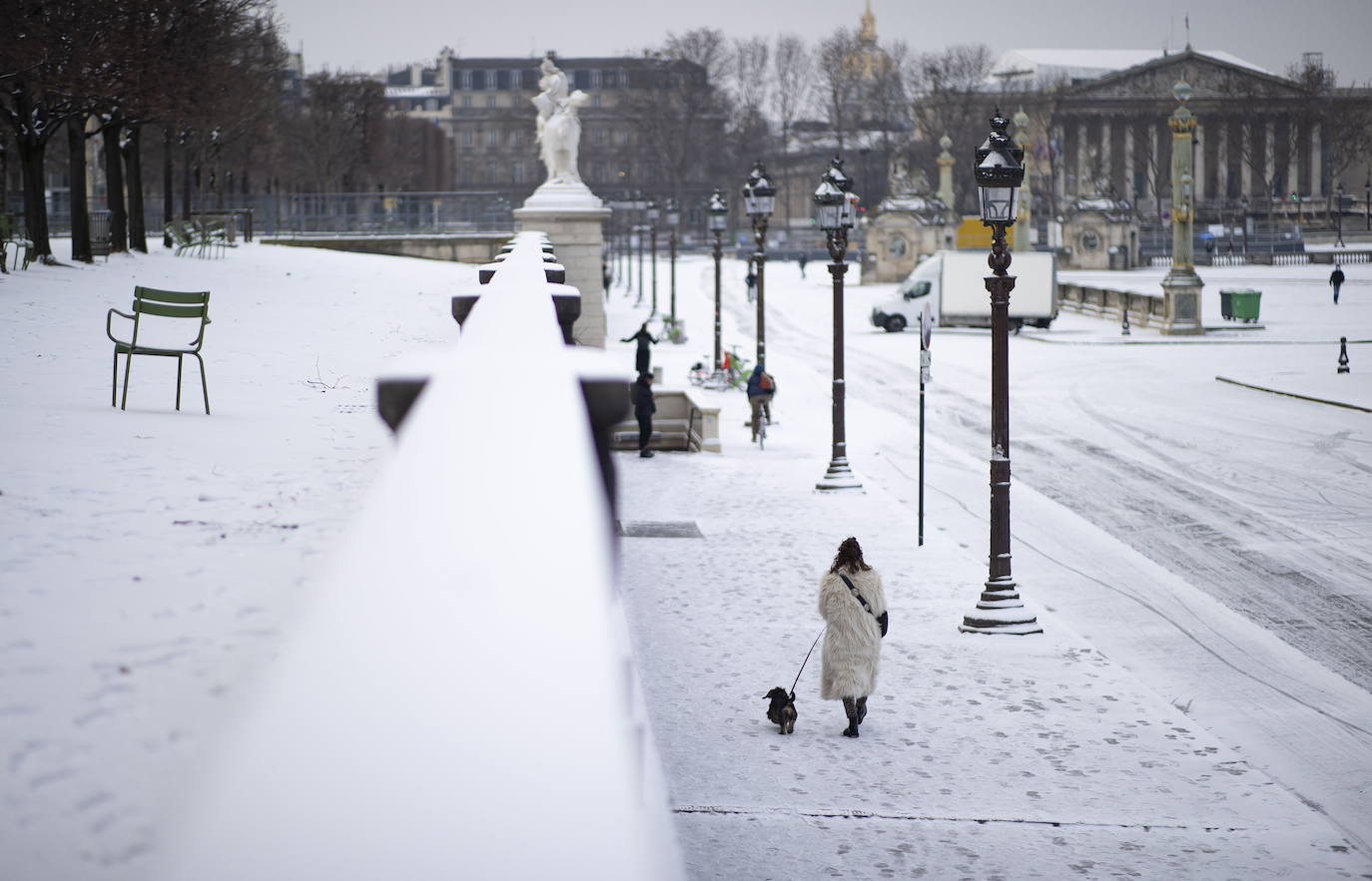 La tormenta Darcy que azota a varios países de Europa provocó que la capital francesa amaneciera con temperaturas bajo cero y con calles e históricos monumentos teñidos de blanco. 